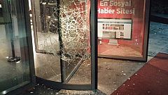 Göstericiler Hürriyet Gazetesi'ni bastı