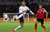 Euro 2016: Vitória cinzenta na Albânia deixa Portugal com um pé em França
