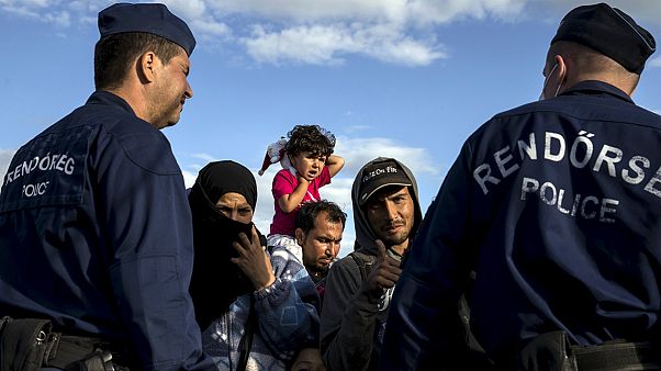Autobahnmarsch nach Budapest: Viele erschöpfte Flüchtlinge geben auf Autobahnmarsch nach Budapest: Viele erschöpfte Flüchtlinge geben auf