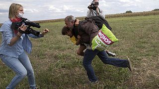 Jornalista húngara pontapeia refugiados no campo de Röszke