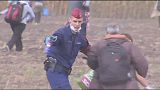 La police impuissante à arrêter les migrants à la frontière serbo-hongroise