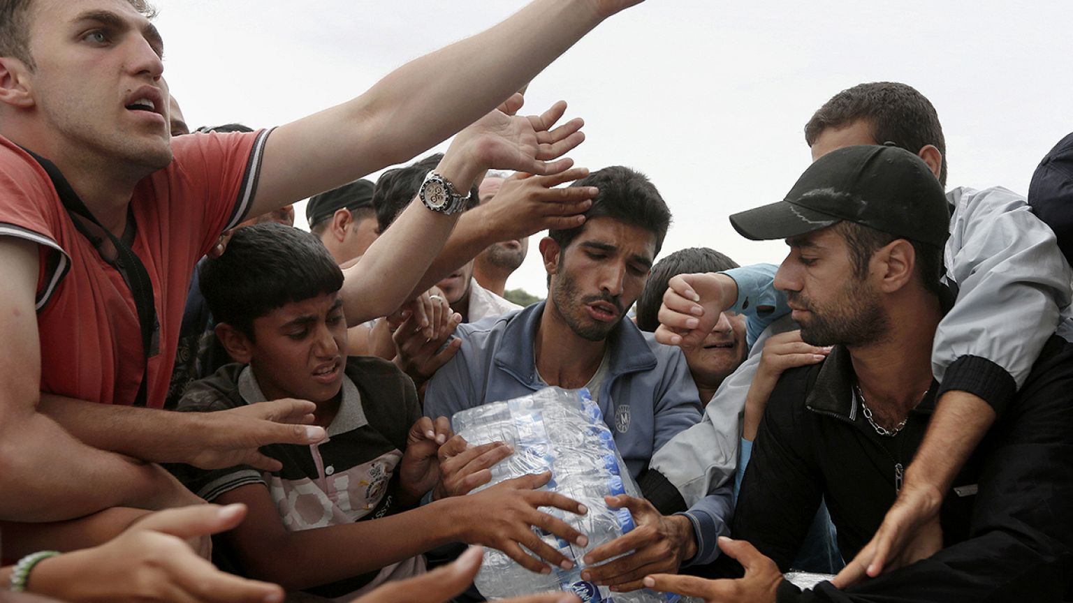 How many refugees is Juncker asking each EU state to take in?