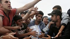 How many refugees is Juncker asking each EU state to take in?