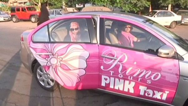 Αίγυπτος: Pink Taxi - Μία εταιρεία ταξί από γυναίκες για γυναίκες Αίγυπτος: Pink Taxi - Μία εταιρεία ταξί από γυναίκες για γυναίκες