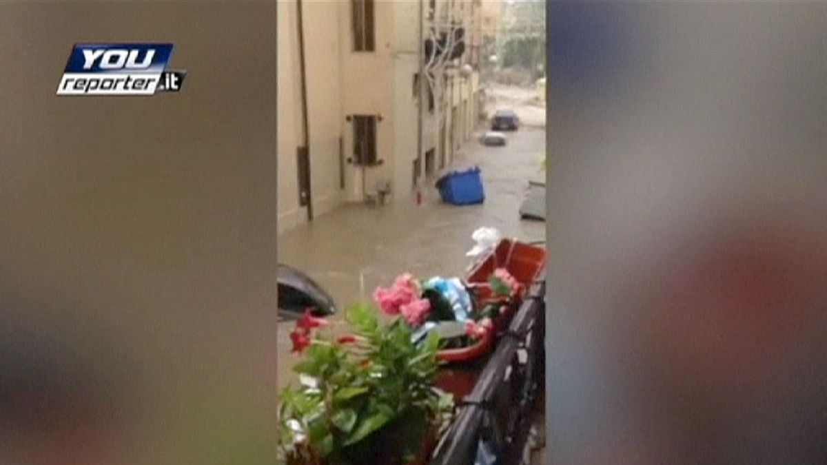 Un fuerte temporal inunda la turística Taormina