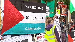 مظاهرات مؤيدة لفلسطين وأخرى لإسرائيل أمام مقر الحكومة البريطانية