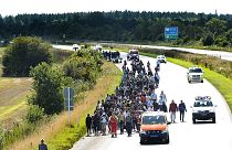 Dánia is továbbengedi a menekülteket