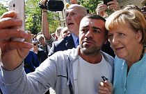 Merkel visita el centro de peticiones de asilo en Berlín