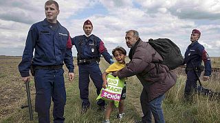 Crisi migranti: ha un nome il profugo buttato a terra da una camerawoman nei campi di Ungheria