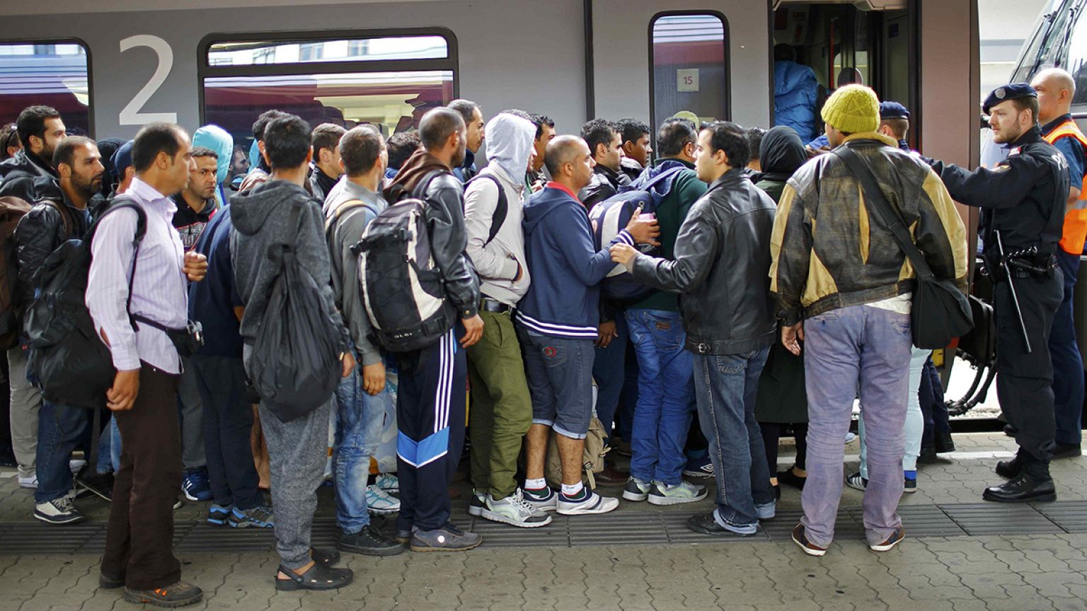 Az osztrák vasúttársaság nem bír a sok ezer menekülttel