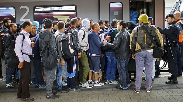 Az osztrák vasúttársaság nem bír a sok ezer menekülttel Az osztrák vasúttársaság nem bír a sok ezer menekülttel