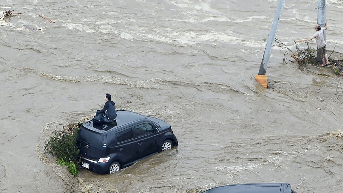 Nehezen mentik ki az árvíz fogságában rekedteket Japánban