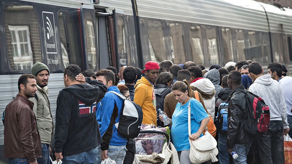 Dinamarca levanta barreiras a refugiados que se dirigem para a Suécia