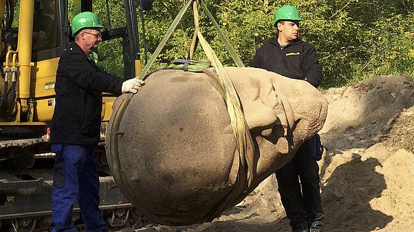 Lenin'in heykeli tekrar gün yüzüne çıktı Lenin'in heykeli tekrar gün yüzüne çıktı