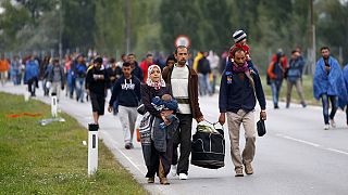 Λαοθάλασσα προσφύγων από την Ουγγαρία στην Αυστρία