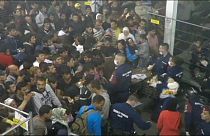 Refugiados alimentados de forma "desumana" em campo húngaro