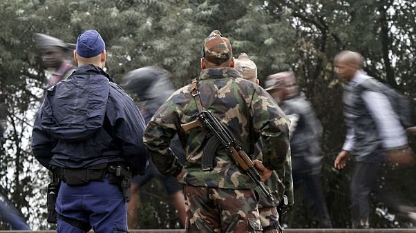 Ungarns Regierung setzt Armee ein und berät über härteres Vorgehen gegen Flüchtlinge Ungarns Regierung setzt Armee ein und berät über härteres Vorgehen gegen Flüchtlinge