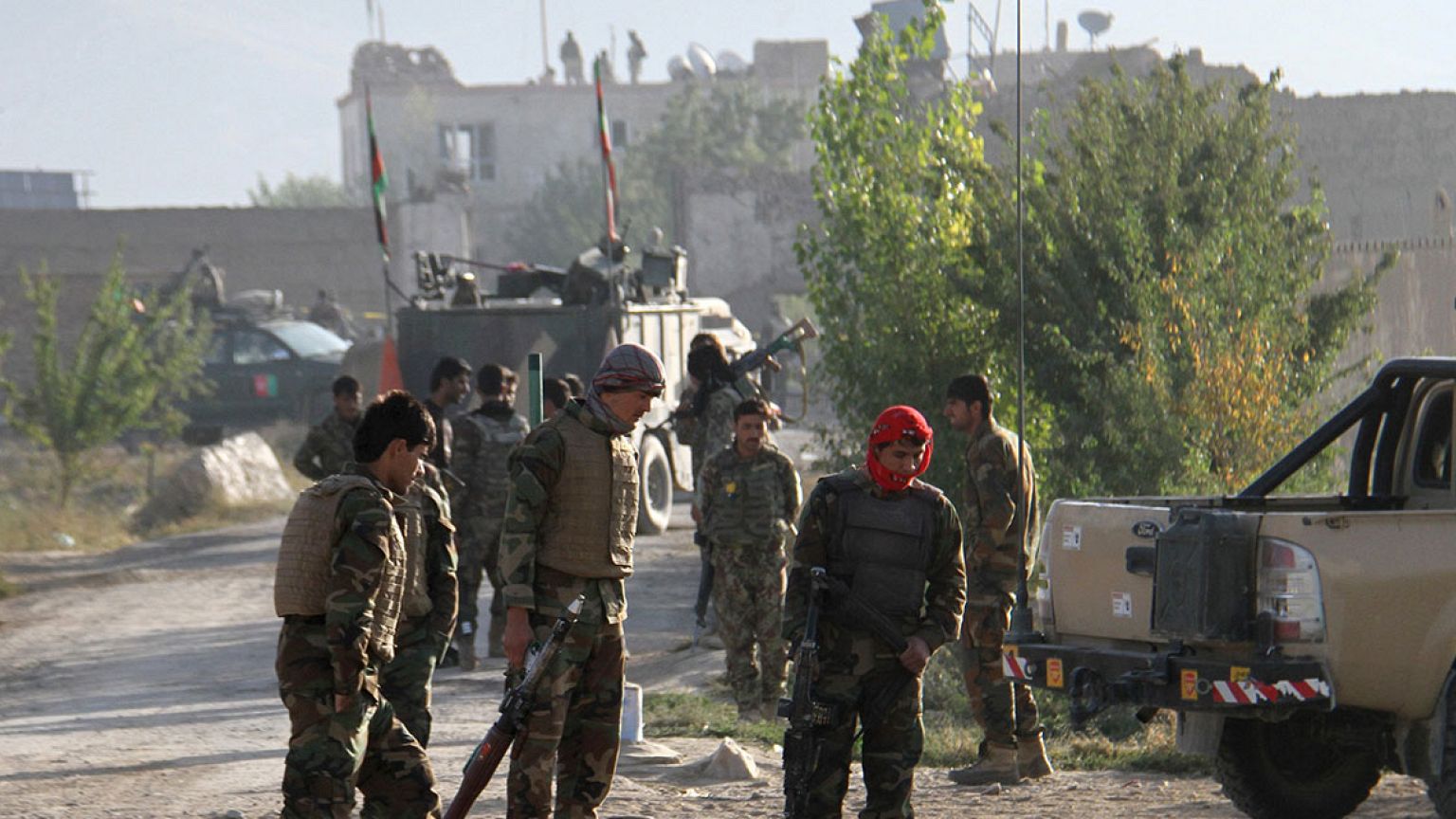 Taliban free hundreds in prison raid
