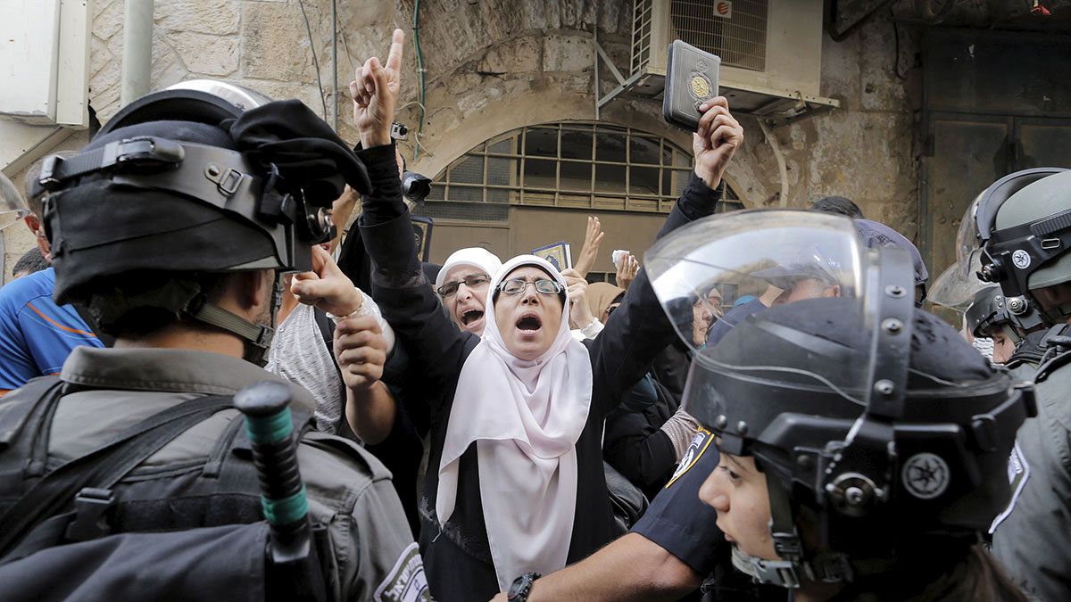 Manifestantes lanzan piedras a la policía en la Explanada de las Mezquitas de Jerusalén