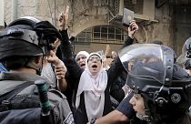 Kövek záporoznak a rendőrökre Jeruzsálemben
