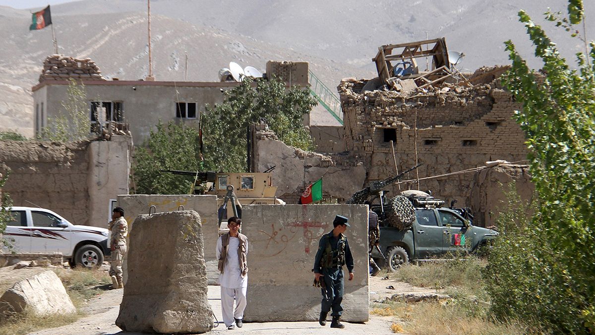 Afeganistão: Talibãs atacam prisão e libertam centenas de prisioneiros