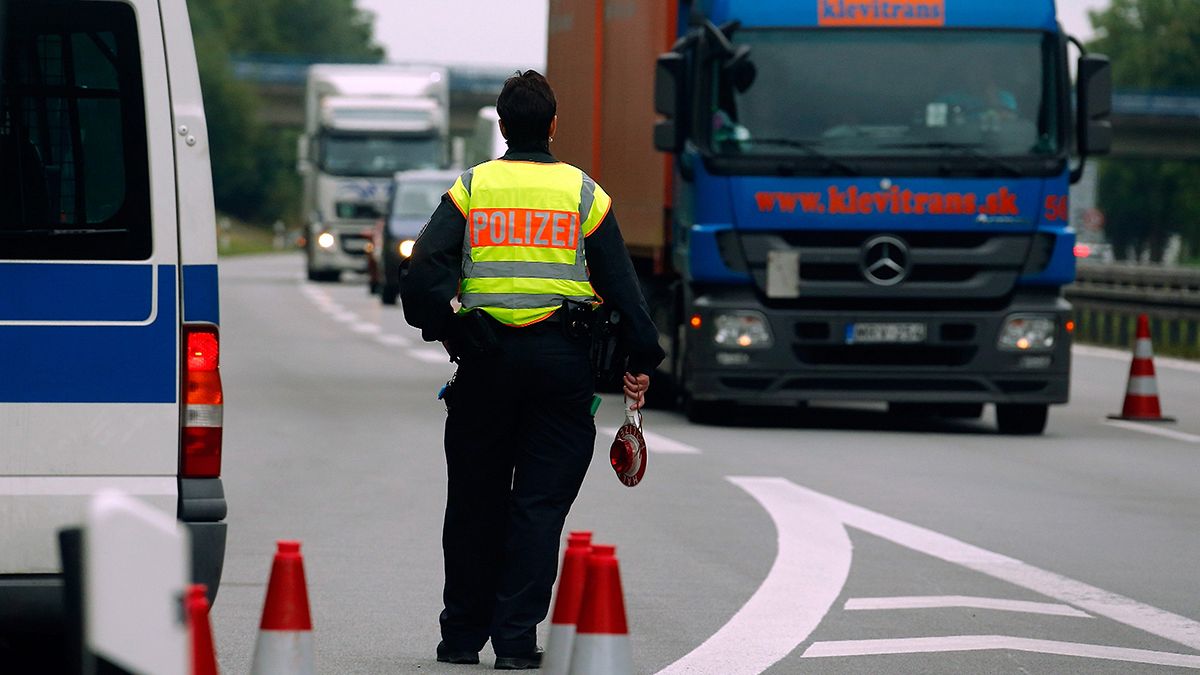 Migrants: queues build at border as Germany suspends Schengen