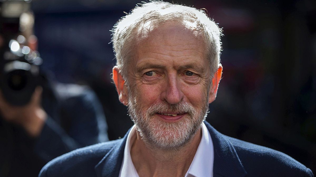 Zwischen Freunden und Gegnern: Labour-Chef Corbyn präsentiert Schattenkabinett