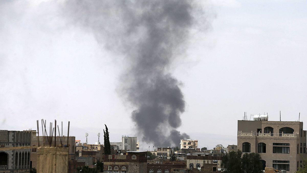 Fuerzas progubernamentales yemeníes y de la coalición árabe avanzan hacia Saná
