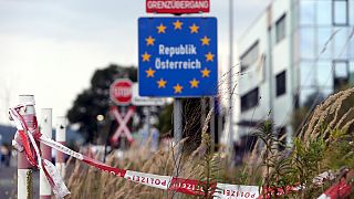 Centinaia di migranti passano la notte in stazione a Salisburgo, Austria