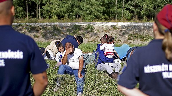 Migranti, l'Ungheria blinda la frontiera. E la Serbia non riaccoglierà i respinti Migranti, l'Ungheria blinda la frontiera. E la Serbia non riaccoglierà i respinti
