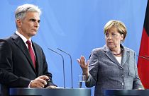 Merkel defende decisão de reinstaurar fronteiras e apela a nova reunião de crise