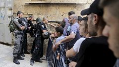 السلطات الإسرائيلية تحطم بوابات المسجد القبلي خلال اقتحامها للأقصى