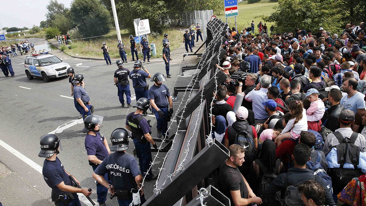 Sin sitio a dónde ir, centenares de refugiados bloqueados a las puertas de Hungría
