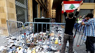 Decenas de manifestantes prosiguen en huelga de hambre en Beirut por la crisis de la basura