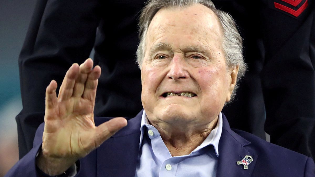 Image: Former U.S. President George H.W. Bush arrives on the field ahead of