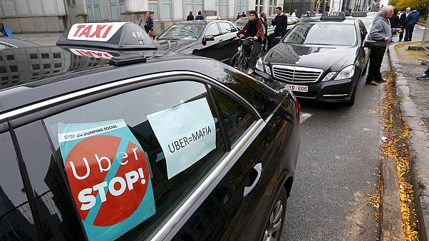 سائقوا تاكسي من كل انحاء اوروبا يحتجون في بروكسل على خدمة "أوبر". سائقوا تاكسي من كل انحاء اوروبا يحتجون في بروكسل على خدمة "أوبر".