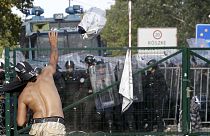 Betörték a kaput a migránsok Röszkénél