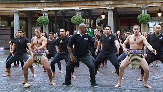 مدرب فريق نيوزلندا للروغبي يشارك في رقصة الهاكا في لندن
