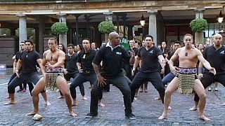 Rugby: a due giorni dai Mondiali Jonah Lomu danza la haka a Londra