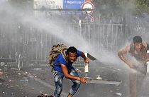 Cañones de agua y gases lacrimógenos contra piedras en la frontera serbo-húngara