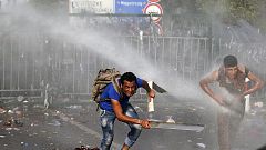 Αστυνομικοί εναντίον μεταναστών στη σερβοουγγρική μεθόριο