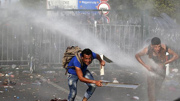 Heftige Zusammenstöße zwischen ungarischer Polizei und Flüchtlingen nahe Röszke Heftige Zusammenstöße zwischen ungarischer Polizei und Flüchtlingen nahe Röszke