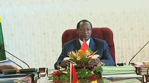 Militares tomam o poder no Burkina Faso e anunciam demissão do presidente Militares tomam o poder no Burkina Faso e anunciam demissão do presidente