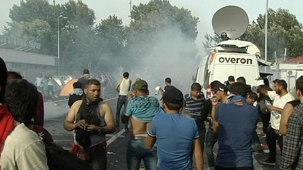 Hungria: Polícia dispersa refugiados com gás lacrimogéneo Hungria: Polícia dispersa refugiados com gás lacrimogéneo