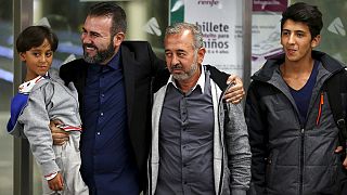 El refugiado sirio Osama Mohsen y dos de sus hijos llegan Madrid