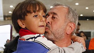 Macaristan'da çelme yiyen Suriyeli babanın İspanya'da yüzü güldü