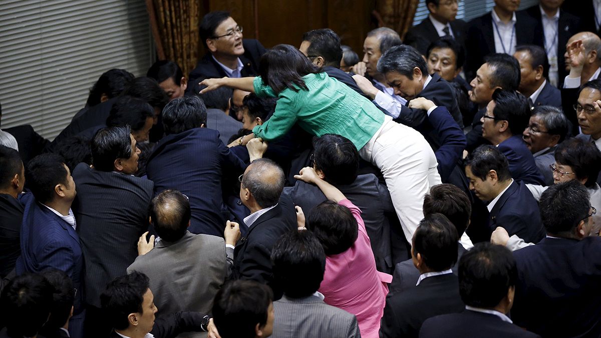 Japan: angry tussles ahead of controversial security vote