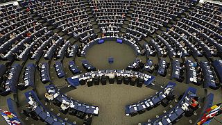 Crisi rifugiati, l'Europarlamento dà l'ok al nuovo piano Juncker