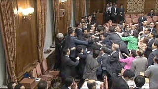 درگیری فیزیکی نمایندگان پارلمان ژاپن در صحن علنی