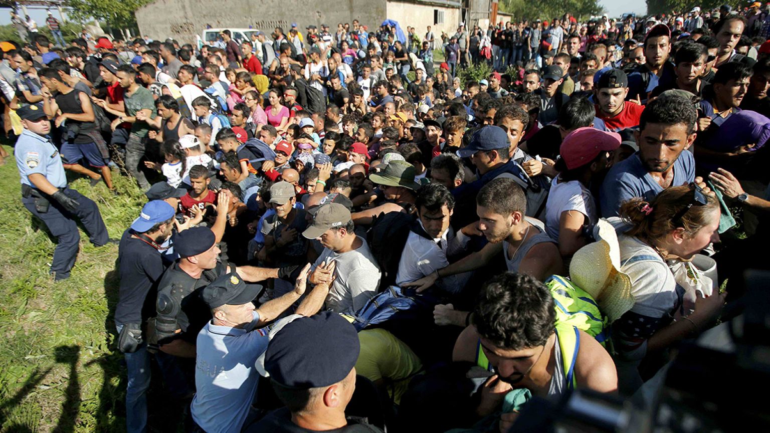 Profughi vs polizia in Croazia. Ma restano chiuse le porte della Fortezza Europa